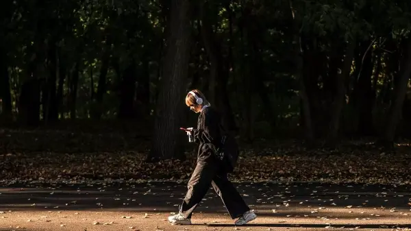 Исследователи представили способ, который позволяет сжигать больше калорий во время ходьбы.