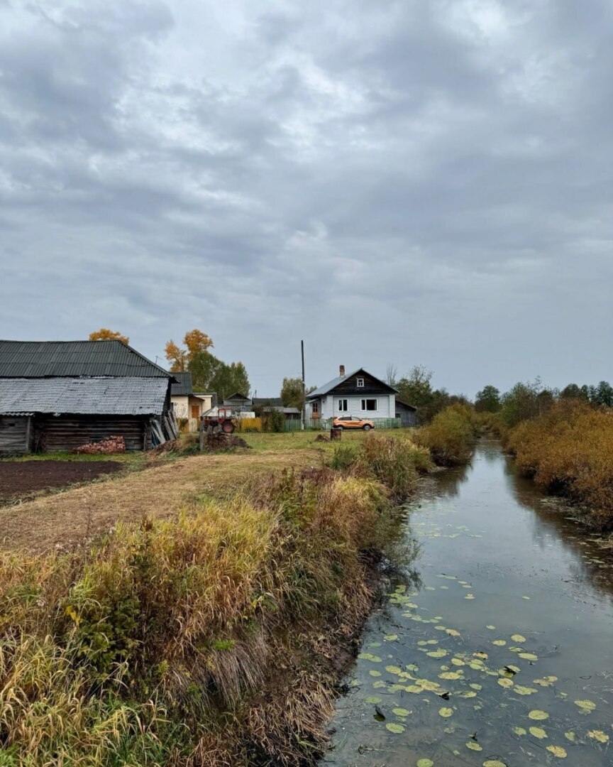 Разметалась осень по ухабам