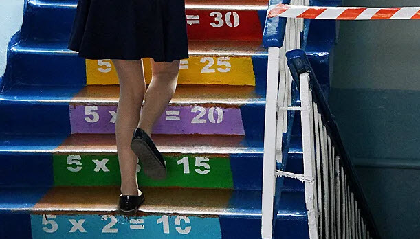 12-летние школьницы совращались учительницей по вокалу.