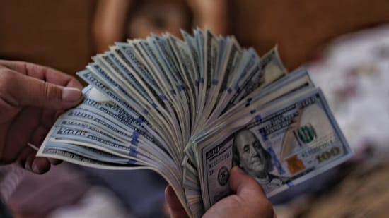 Счастливая находка. Найдя 20 долларов на земле, американец выиграл в лотерею миллион долларов