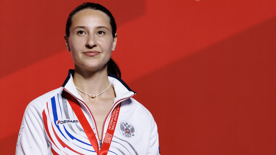 Олимпийская чемпионка Яна Егорян стала жертвой хулиганского нападения: её автомобиль повредили бутылками с алкоголем.