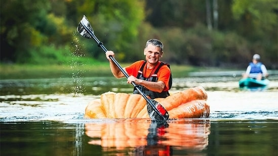 Как американец вырастил 500-килограммовую тыкву, использовал ее как лодку и проплыл 70 км, установив новый мировой рекорд