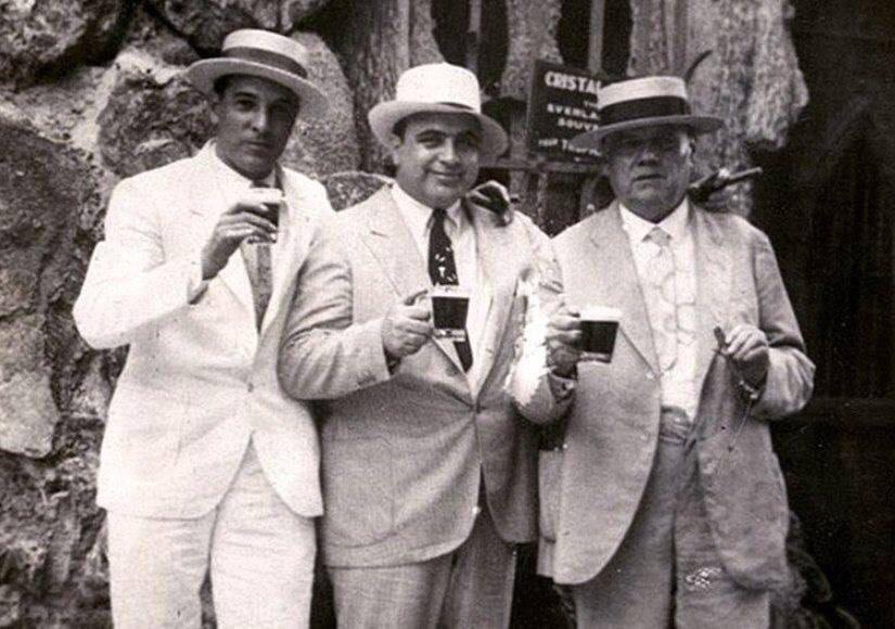 Срок годности на бутылках с молоком впервые появился благодаря Аль Капоне.