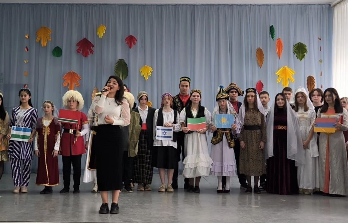 В Саратовской школе День народного единства превратился в демонстрацию иностранных флагов