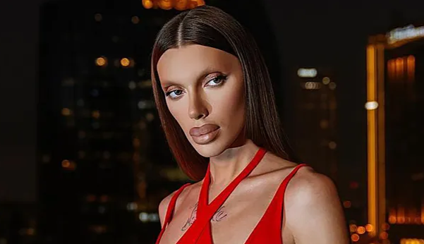 Блогер-транссексуал получил повестку из военкомата