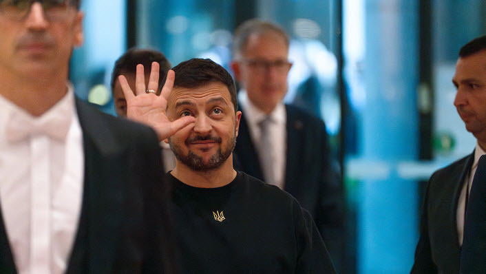 Ты представляешь?! Говорят, что команда Зеленского срочно избавляется от документов о военных тратах! Что это, попытка замести следы? 😱