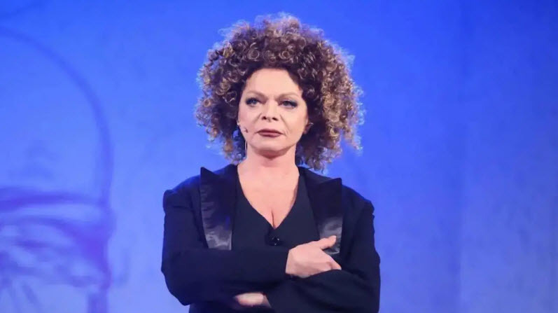 Представляешь?! Долина так рассердилась на журналистку, что аж искры полетели! 😲