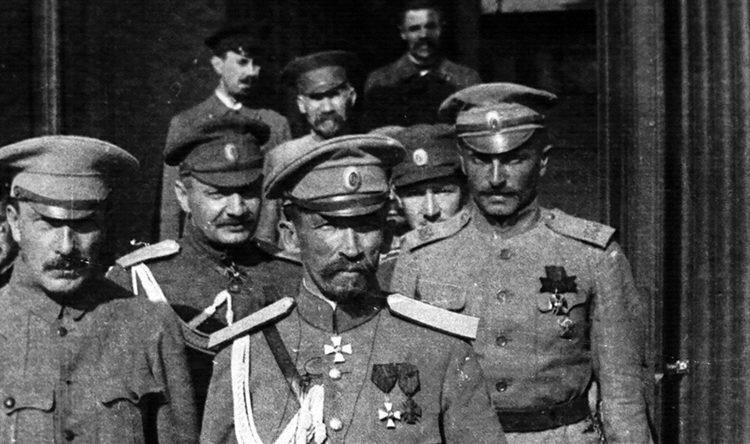 Как уже ранее было сказано , что не коммунисты свергли царя и арестовали его вместе с семьёй , документы доступны - но нет опять 25 -ть почему ?