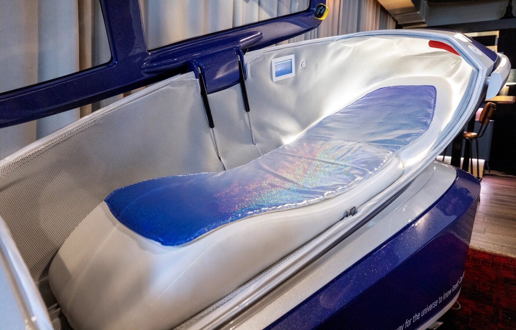 Первая в мире капсула для оказания помощи самоубийцам