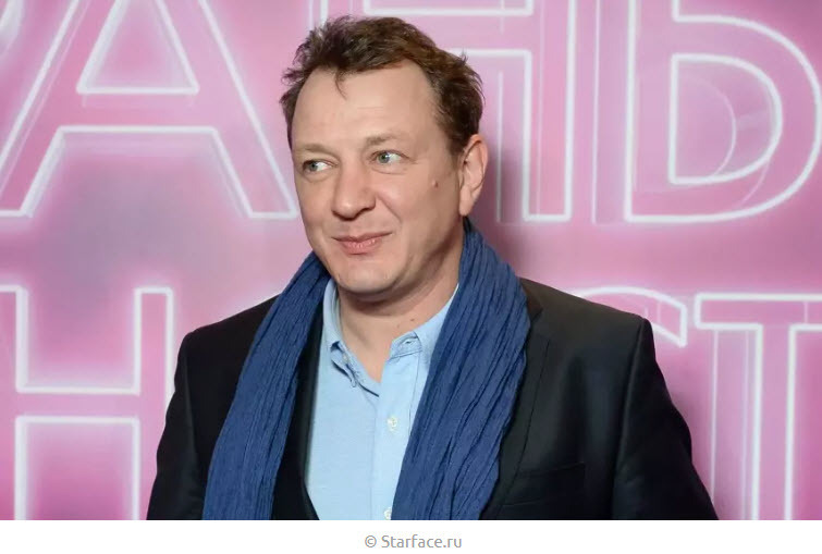 Дочь известного актёра Марата Башарова покинула отчий дом в связи с неадекватным поведением отца, находящегося в состоянии алкогольного опьянения.