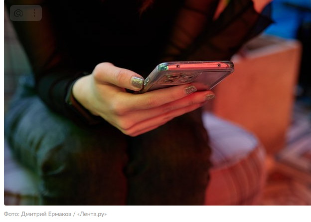 Представь, женщина лишилась целых четырёх миллионов рублей из-за мошенников! Взбесившись, она засунула свой телефон в микроволновку и сожгла его! 🤯