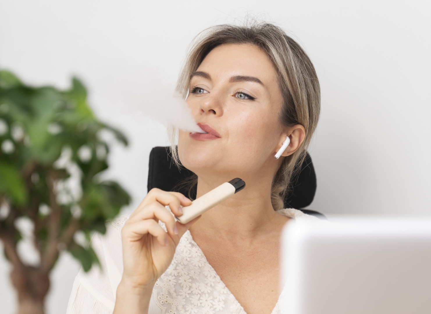 В России предложили продавать электронные сигареты только в аптеках по рецепту. Как вам идея?