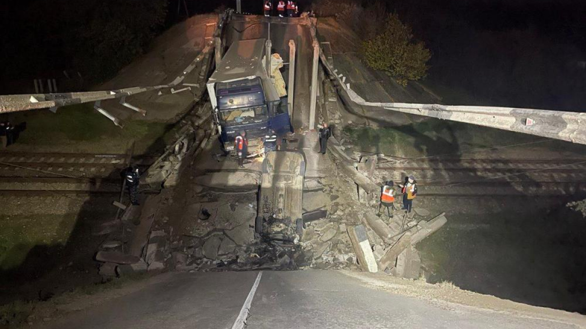 Серьезное ЧП в Крыму: обрушение моста с тяжелыми последствиями