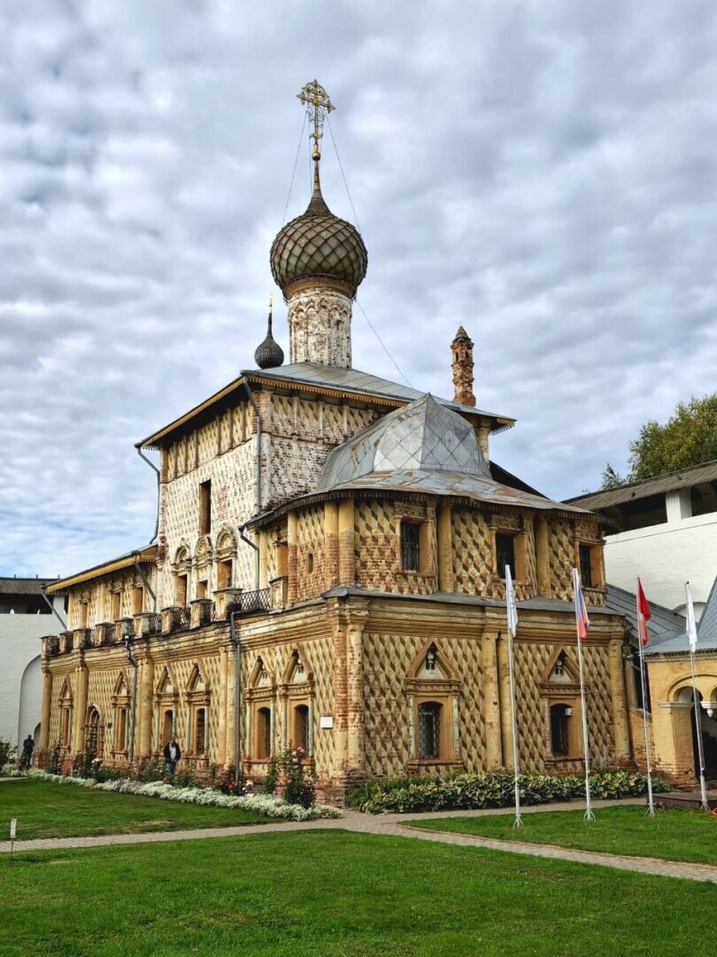 Прогулка внутри стен Ростовского кремля