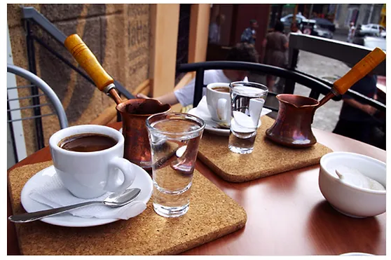 Как вкус напитка зависит от материала посуды?