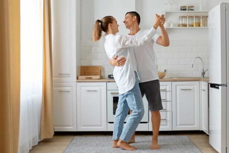 Наймодатель препятствует вселению супруга в квартиру. Правомерны ли действия наймодателя? Вопрос – ответ