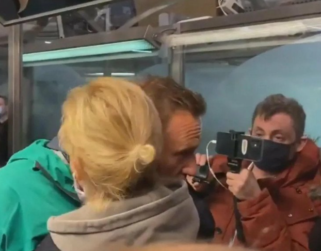 Не поверишь! Долину арестовали прямо в аэропорту! Нашли у неё наркотики, говорят, могут посадить на целых 20 лет! 😱