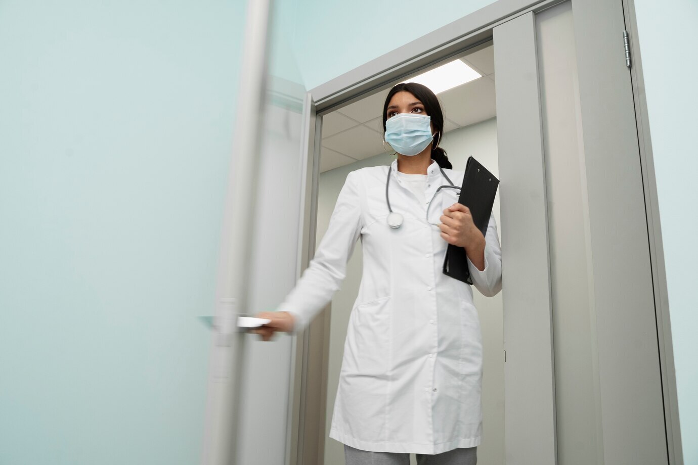 Разбил лицо, вырвал волосы. В Тюмени бывший уголовник с ВИЧ инфекцией пытался изнасиловать врача