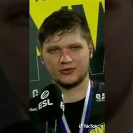 Фанатка Александра "s1mple" Костылева встретила его спустя 10 лет