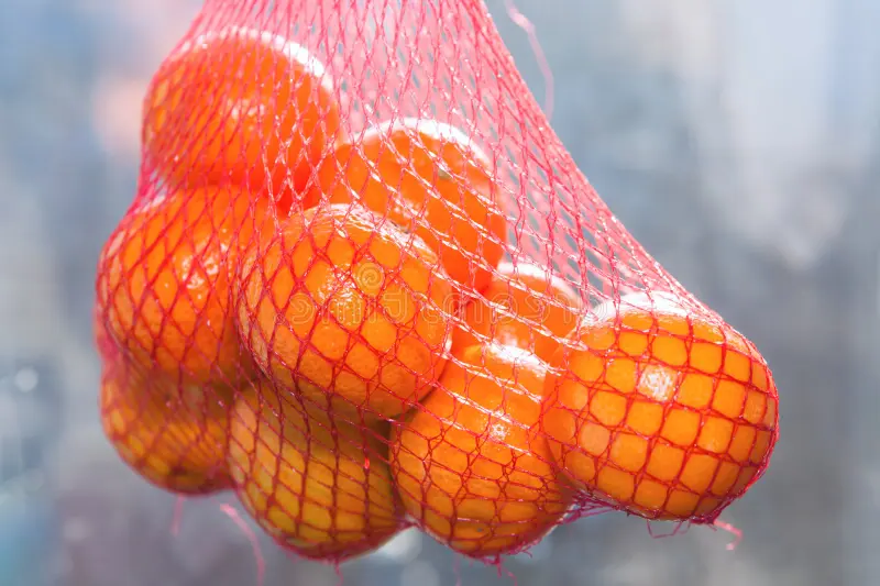 Зачем апельсины и мандарины продают в красной сетке?