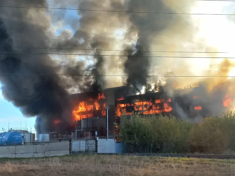 В Алматы произошел крупный пожар в мебельном цехе.