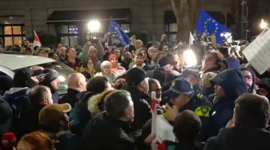 В Тбилиси произошла стычка между протестующими и полицейскими.