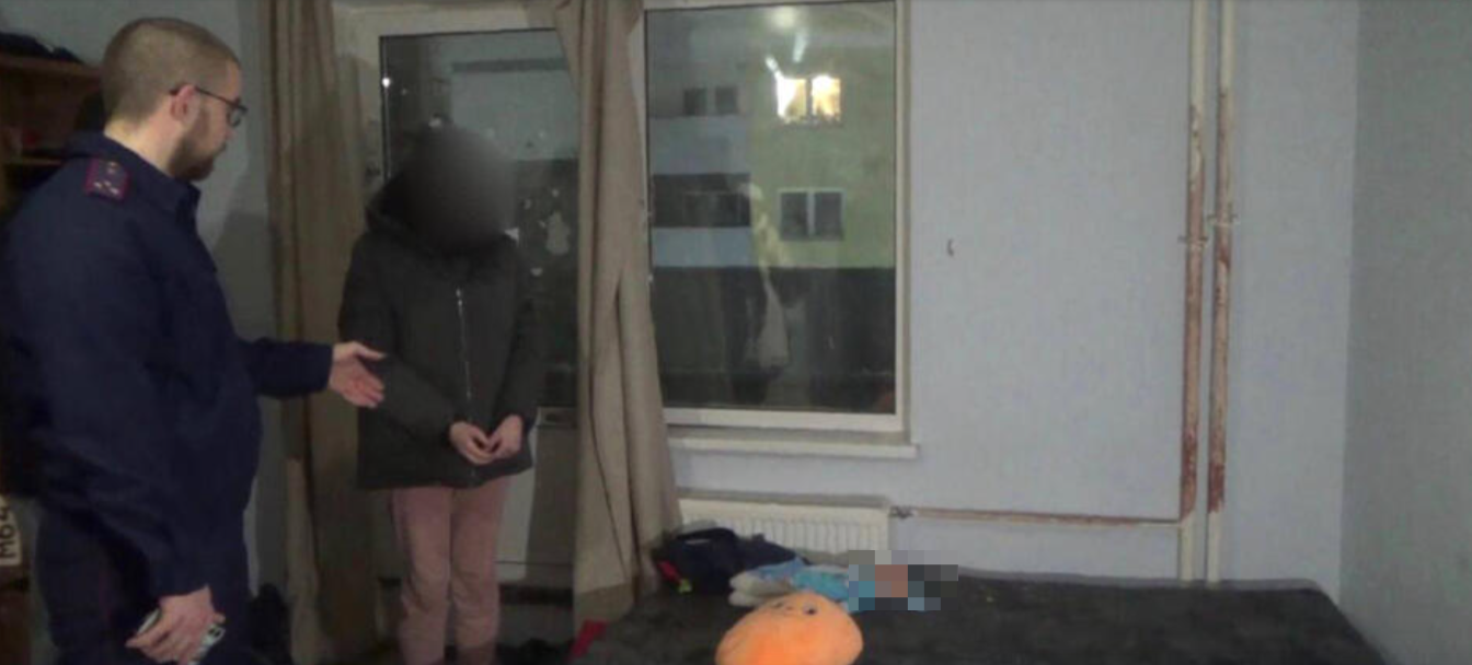 Если ребенок не хочет спать - надо его заставить. В Петербурге мать накрыла подушкой 8-месячную дочь и ушла гулять.