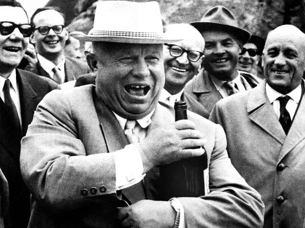 Общественники отменили выступление правнучки Хрущёва в Ельцин-центре и потребовали признать её иноагентом.