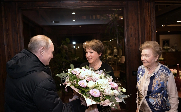 Плакала от счастья. Внучка назвала 31 декабря 1999 года самым счастливым днём для Наины Ельциной