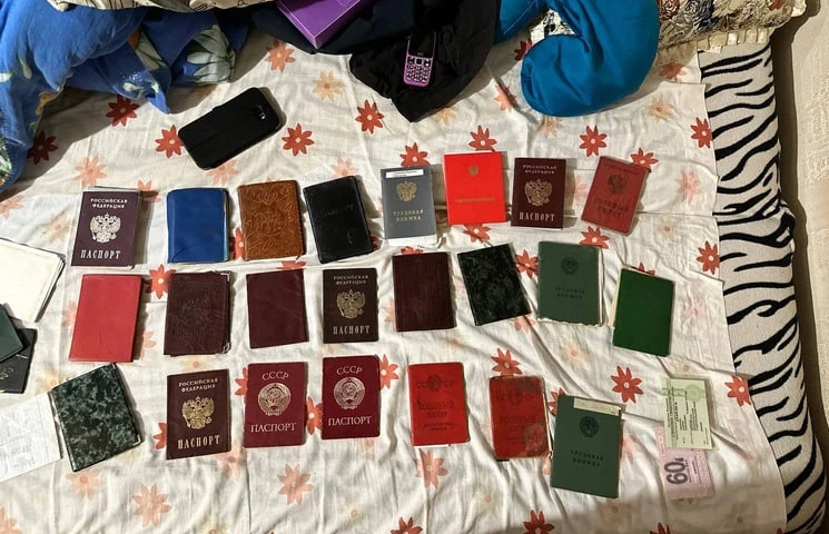 Боже мой, представь! Этот старичок, ему же 73 года, превратил людей в рабов на своей ферме! Десять человек!