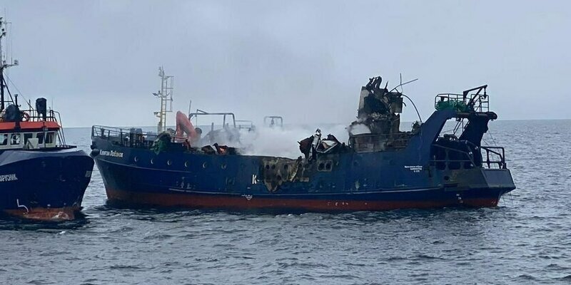 Как погиб рыболовный траулер "Капитан Лобанов". Кто окажется щедрее на выплату компенсации Украина образца 2004 года или Россия образца 2024-2025 г.?