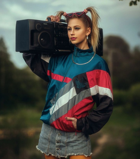 Как одевались девушки в 90-х (прикладываю фото)