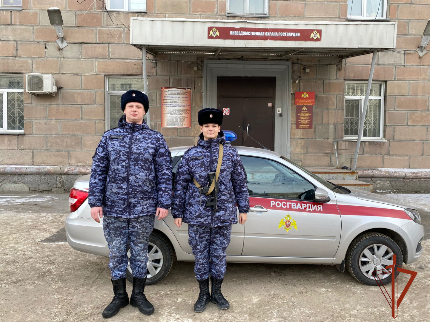 В Новосибирске экипаж вневедомственной охраны Росгвардии спас молодого человека, упавшего в колодец