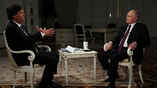 Такер Карлсон возвращается в Россию для важного интервью. Он утверждает, что посольство США в Киеве запретило Зеленскому разговаривать с ним