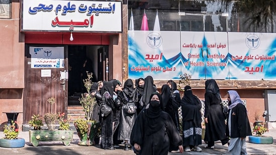 Запрет Талибана посещать женщинам курсы акушерства и сестринского дела на фоне страдающего сектора здравоохранения