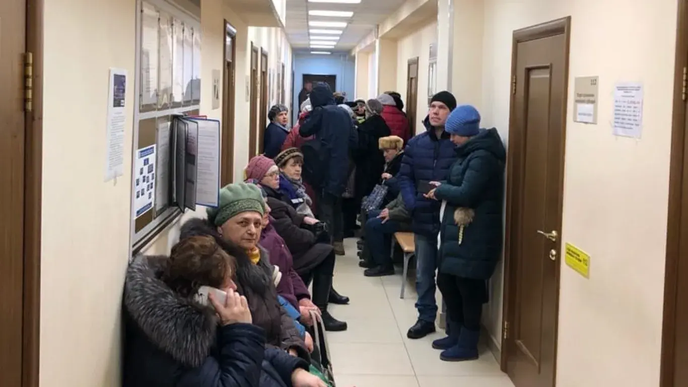 Фраза женщины стоящей в очереди в соцзащите: "Они люди, а я нет что ли? Почему им почет и уважение, а мне дырку от бублика?"