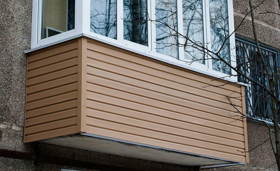 Обшивка сайдингом: важные моменты перед ремонтом балкона, дома или гаража