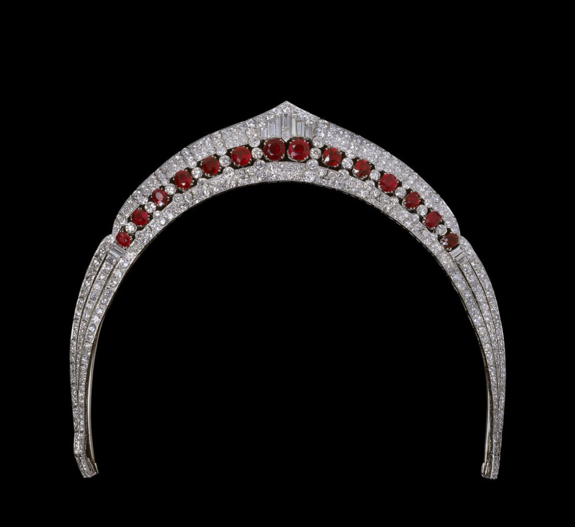 20 ослепительных тиар с рубинами и гранатами, которые покорят ваше сердце