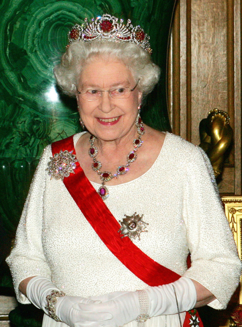 20 ослепительных тиар с рубинами и гранатами, которые покорят ваше сердце