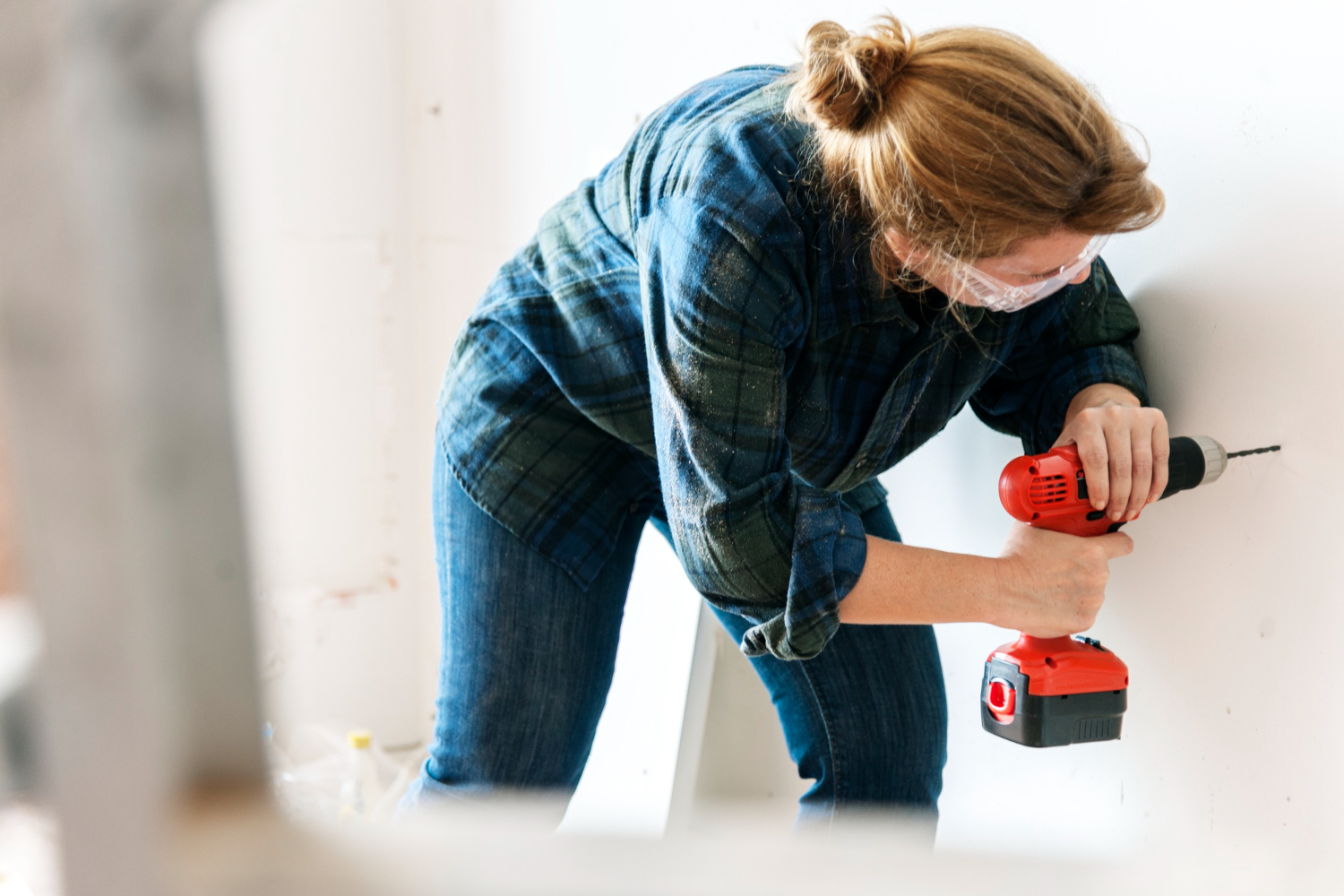 Вешая полку, женщина пробила дыру к соседям, и обвинила их в этом. Но три инстанции обязали ее саму выплатить компенсацию за ремонт