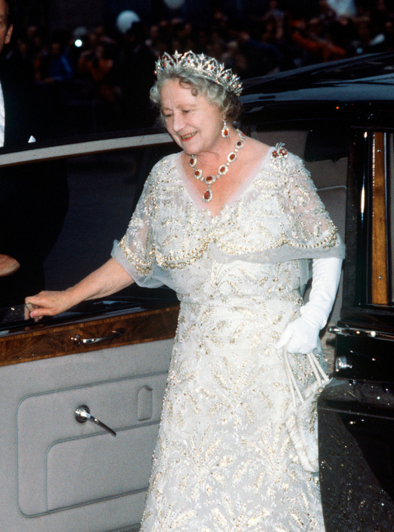 20 ослепительных тиар с рубинами и гранатами, которые покорят ваше сердце