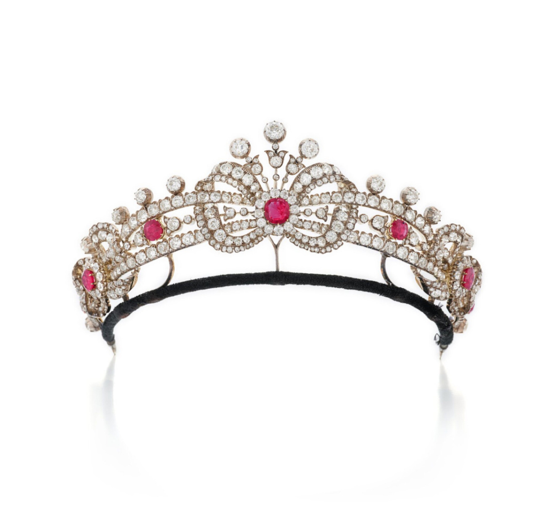 20 ослепительных тиар с рубинами и гранатами, которые покорят ваше сердце