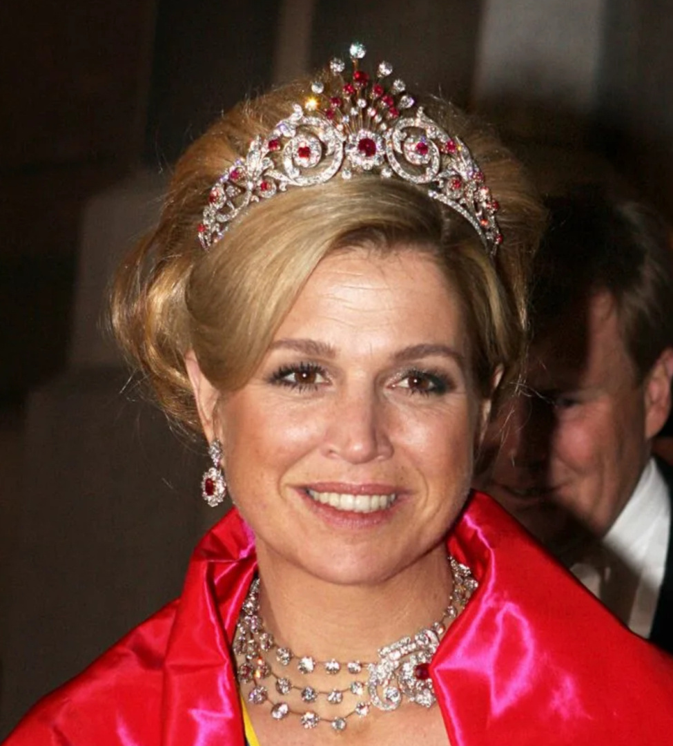 20 ослепительных тиар с рубинами и гранатами, которые покорят ваше сердце