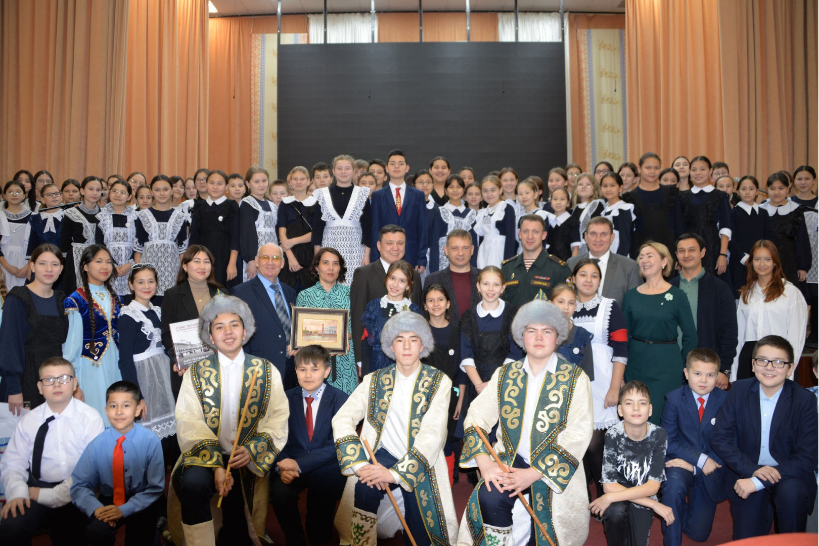 В Башкортостане начальник академии Росгвардии генерал-майор Андрей Кийко провел профориентационное занятие с гимназистами