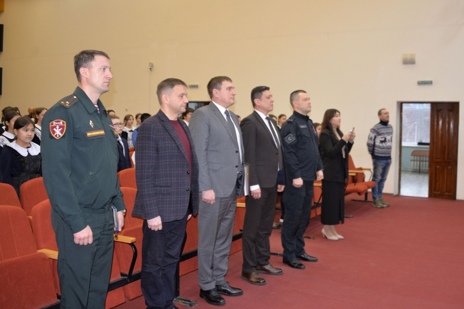 В Башкортостане начальник академии Росгвардии генерал-майор Андрей Кийко провел профориентационное занятие с гимназистами