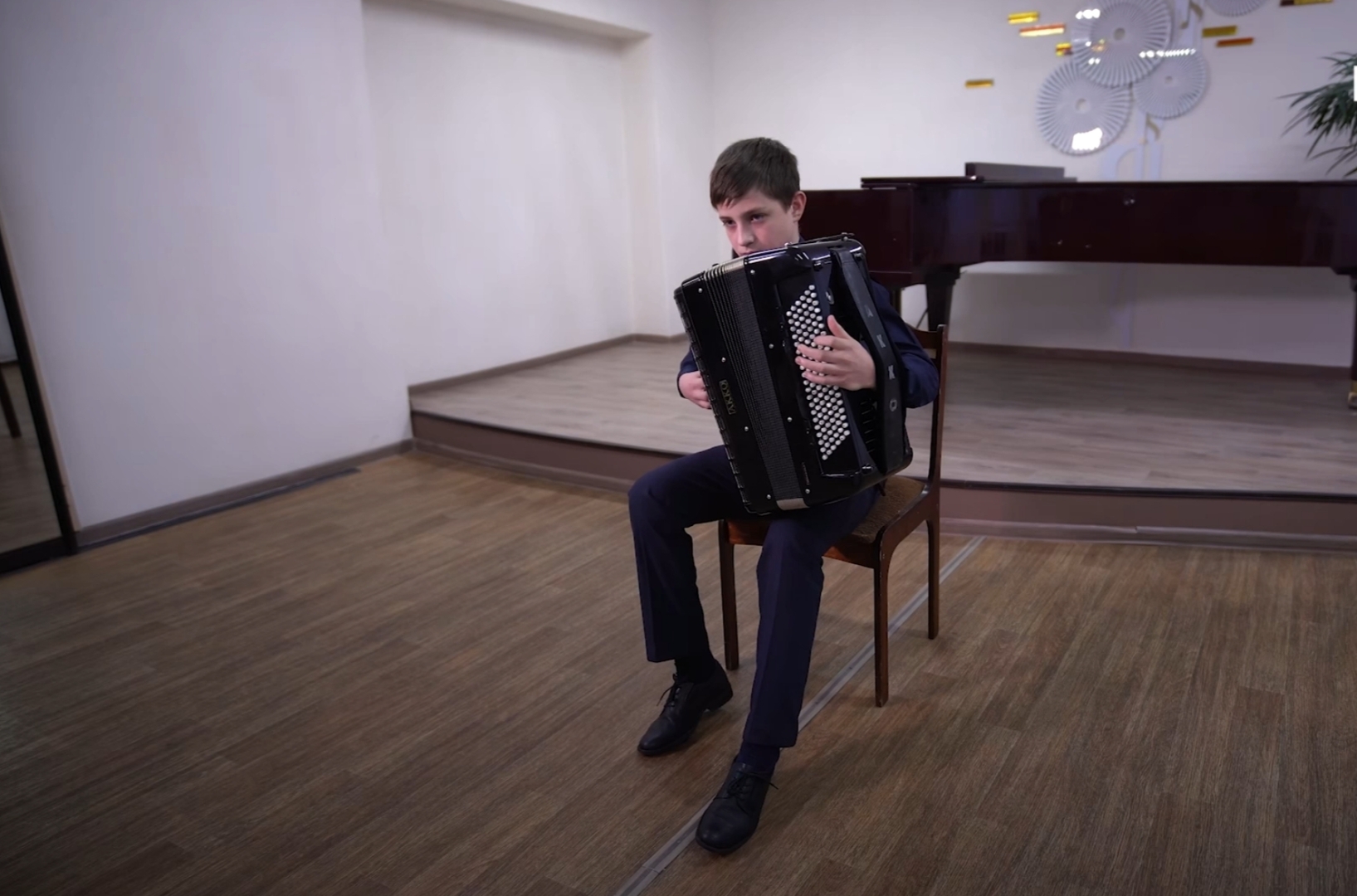 Пример того, что возраст - не помеха для достижения своих целей. Аккорды мечты: 14-летний виртуоз заработал на новый инструмент, покорив ...