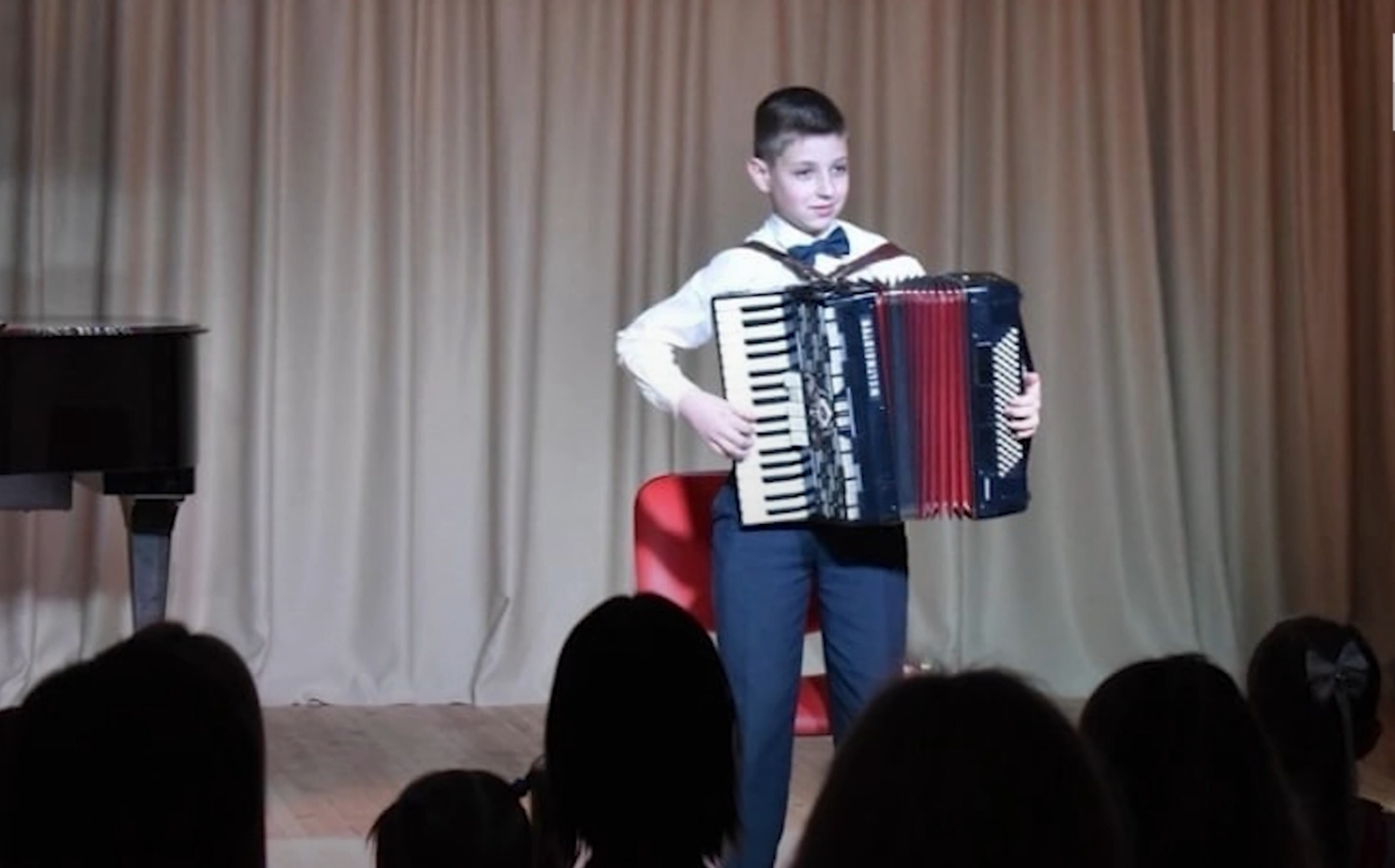 Пример того, что возраст - не помеха для достижения своих целей. Аккорды мечты: 14-летний виртуоз заработал на новый инструмент, покорив ...