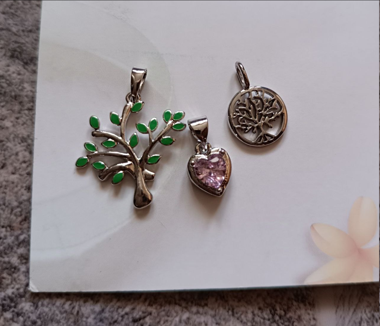 В Sunlight новые бесплатные подвески. Хотелось забрать все!