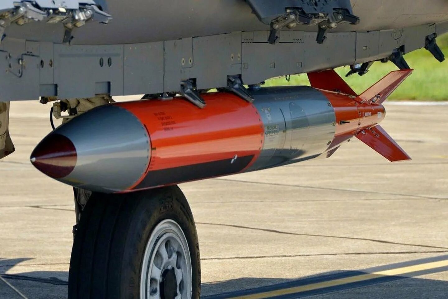 США могут разместить ядерные бомбы B-61 на Украине: ответ на угрозу гиперзвуковой ракеты "Орешник"