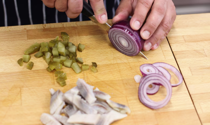 Салат из селедки с яйцом и майонезом